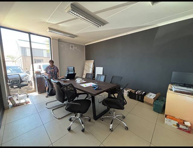 547M² WAREHOUSE TO LET IN STIKLAND INDUSTRIAL